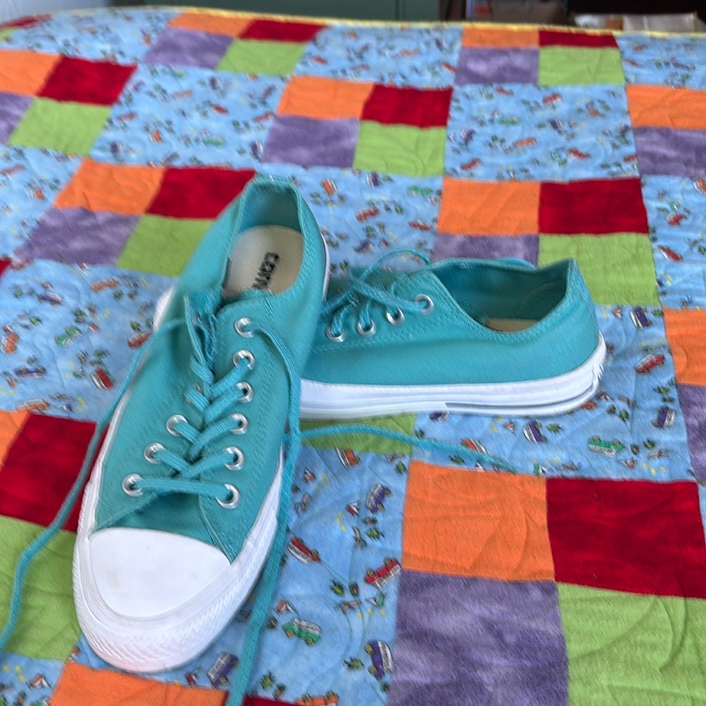 Converse All Star Chuck Taylor low rise women’s shoes sz 8